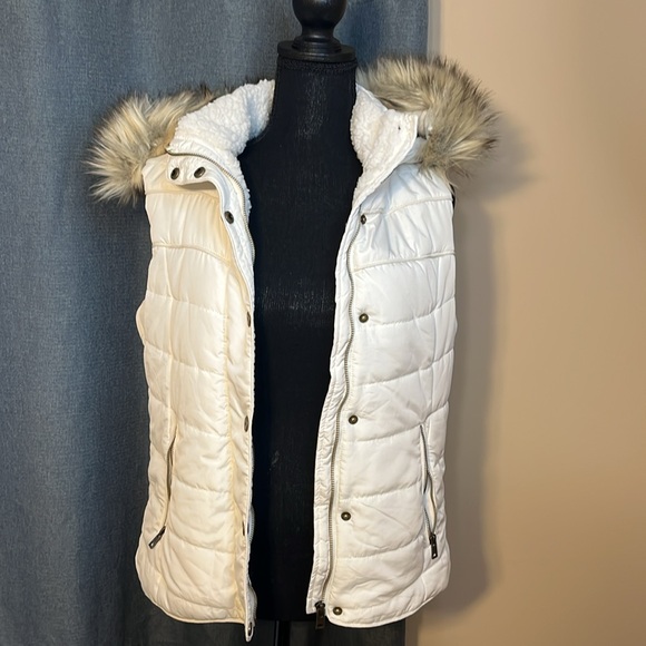 Aeropostale White Vest Size L/G. Never worn w/tags - Picture 2 of 7
